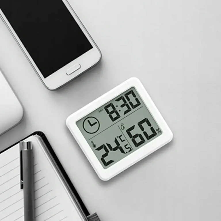 Dispozitiv pentru controlul climatului în cameră, cu ecran LCD și design modern