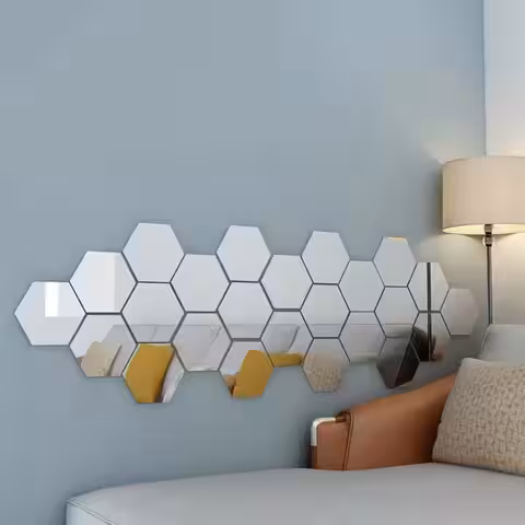Stena dekorovaná hexagonálnymi zrkadlami typu úľ