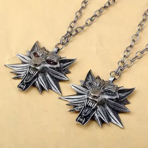 Medalion Witcher stil vintage argintiu Medalion Witcher antichizat, potrivit ca bijuterie de efect
