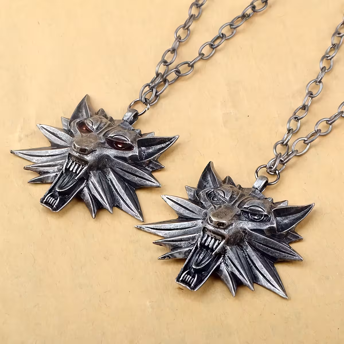 Medalion Witcher stil vintage argintiu Medalion Witcher antichizat, potrivit ca bijuterie de efect