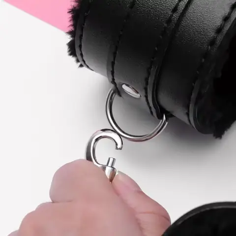 Parte din kit erotic pentru jocuri de dominație și supunere