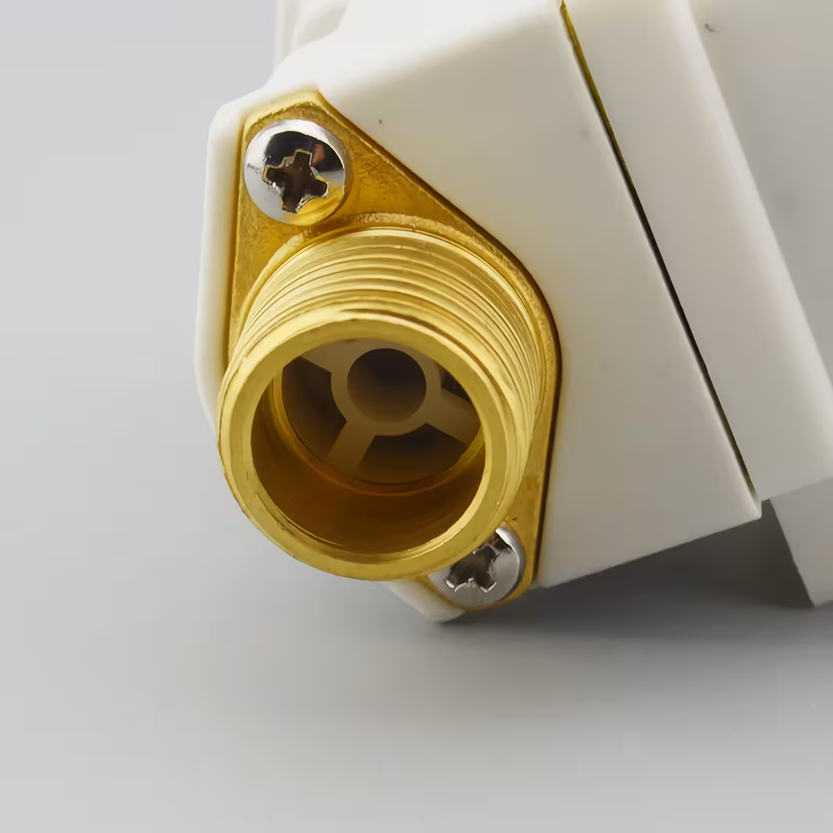 Electrovalvă apă 12V normal închis cu racord ½ inch Electrovalvă normal închisă pentru apă 12V cu racord ½ inch, ideală pentru sisteme solare