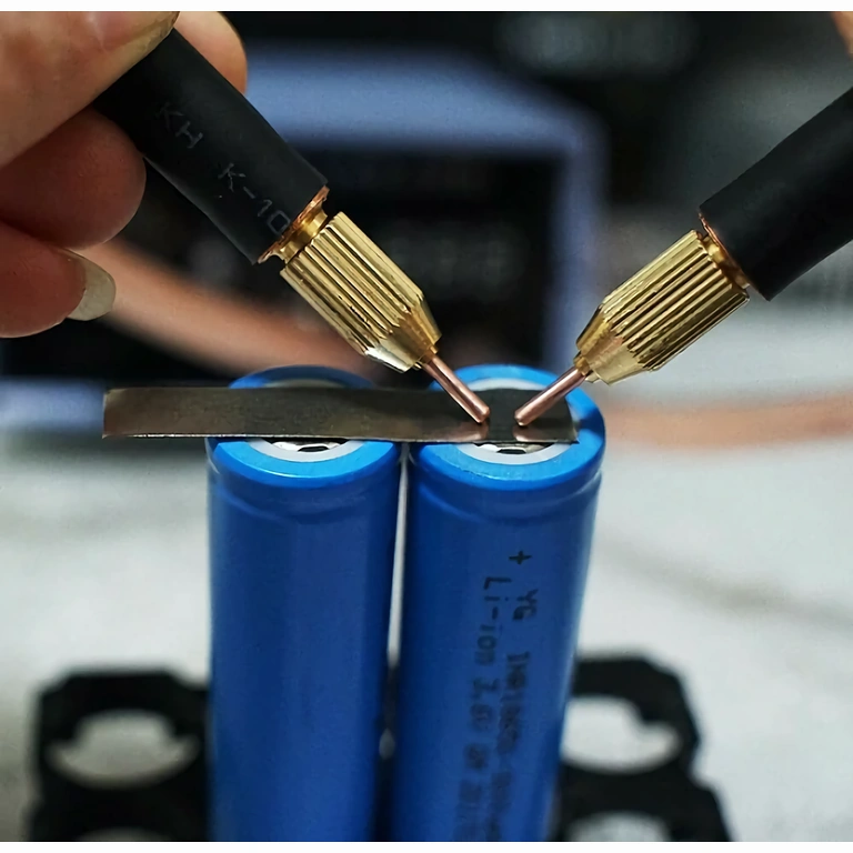 Bodová svářečka 800A pro Li-Ion a Ni-CD baterie