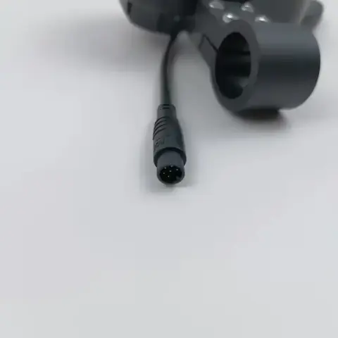 Display cu controller și cablu de comunicare pentru trotinete