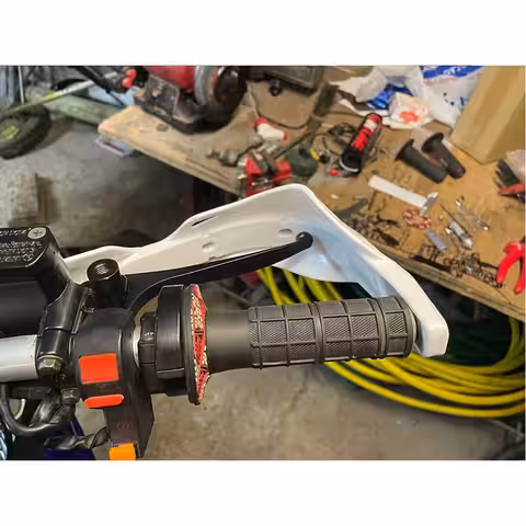 Handguard moto ușor de montat pe orice ghidon