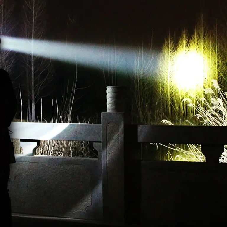 LED svítilna do exteriéru, vodotěsná, s baterií