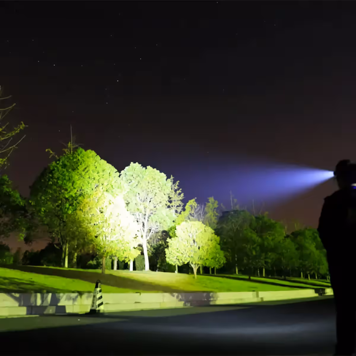 Lanternă LED puternică pentru activități în aer liber Lanternă de cap LED pentru camping, pescuit și drumeții