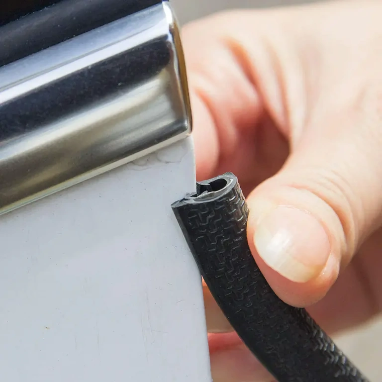 Bandă flexibilă de protecție pentru marginea ușilor auto