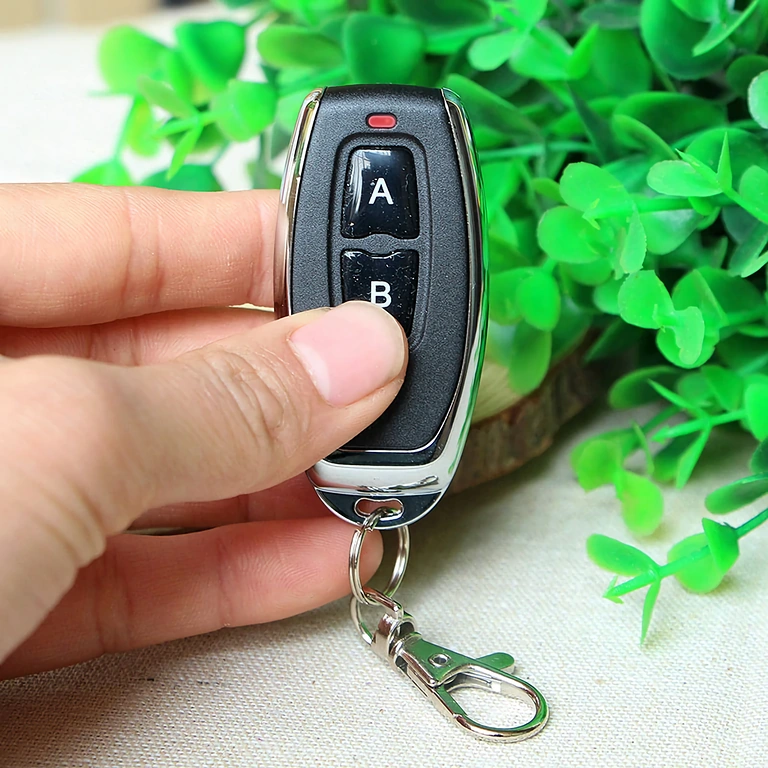 Компактен модел с 2 бутона, работи на 433MHz, код обучение 1527