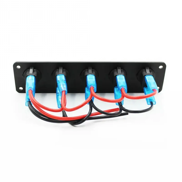 Електрически конектори от задната част на панела