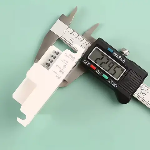 Imagine cu senzorul crepuscular măsurat cu șublerul pentru precizia dimensiunilor