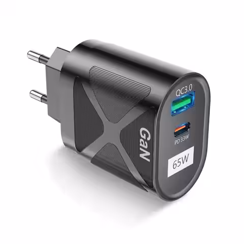 Prim-plan cu porturile USB-A QC și USB-C PD
