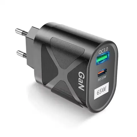 Prim-plan cu porturile USB-A QC și USB-C PD
