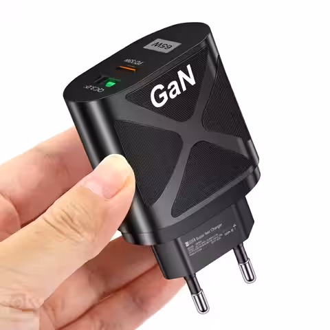 Încărcător negru GaN cu porturi USB-A și USB-C pentru încărcare simultană