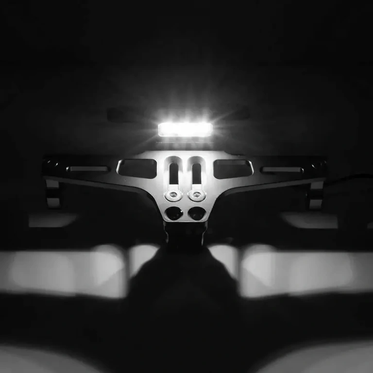 Černý držák motocyklové značky s moderním designem