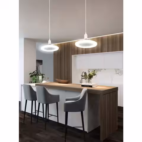 Vit takfläkt monterad i kök, med belysningsfunktion