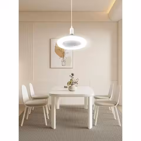 Takfläkt med modern design, installerad i vardagsrum