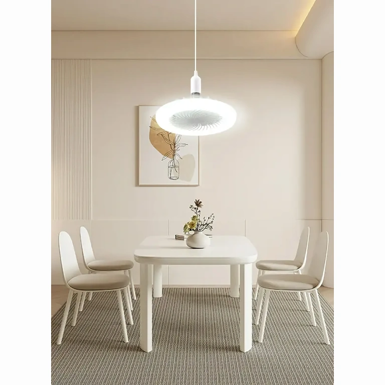 Ventilator de tavan cu design modern, instalat în sufragerie