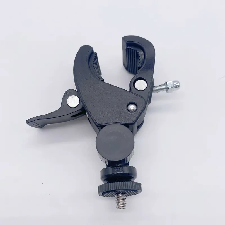 Сигурно и стабилно закрепване на камерата на кормилото за динамични приключения