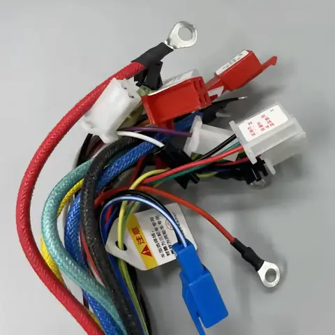 Controller cu multiple conectori pentru frână, accelerație și motor