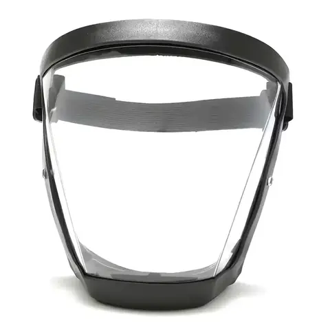 Masca de protecție față cu vizieră transparentă purtată într-un mediu industrial.
