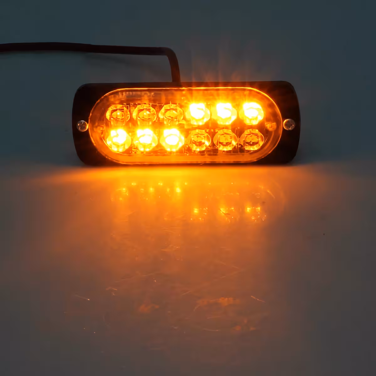Instalare simplă a stroboscopului auto galben cu cabluri colorate Instrucțiuni instalare rapidă stroboscop galben auto, cu conexiuni la polii pozitivi și negativi.