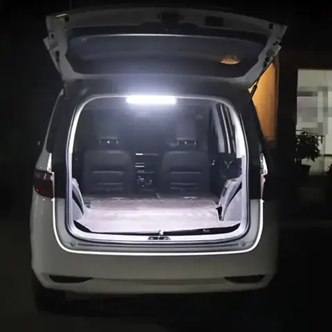 Lumină LED montată în portbagaj – lumină naturală Lampă LED instalată în portbagajul unei mașini, iluminare clară