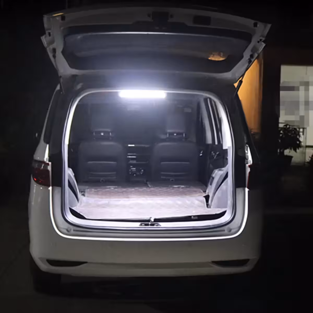 Lumină LED montată în portbagaj – lumină naturală Lampă LED instalată în portbagajul unei mașini, iluminare clară