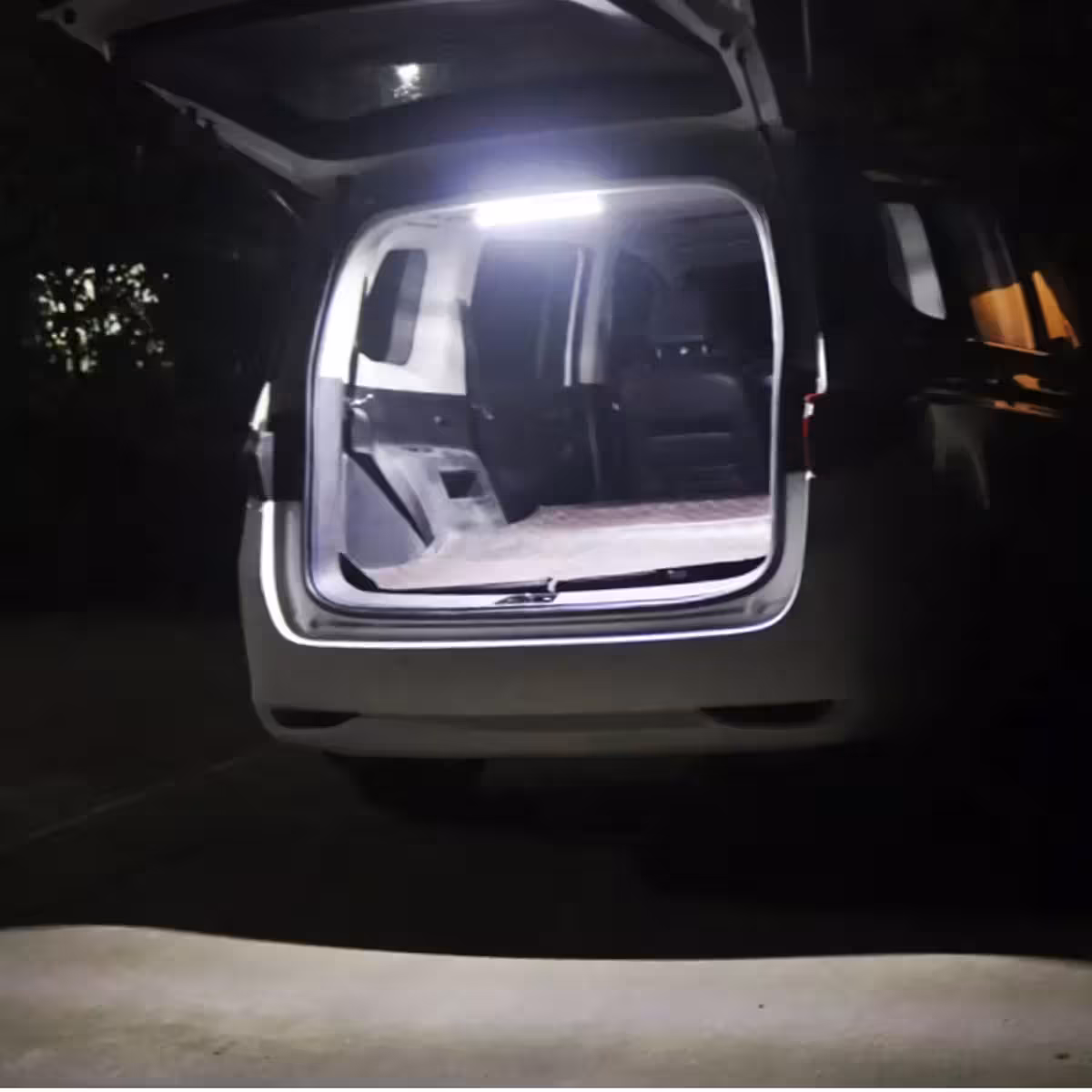 Lumină LED în portbagaj – noaptea Iluminare puternică în portbagaj cu lampă LED, ideală pentru utilizare pe timp de noapte