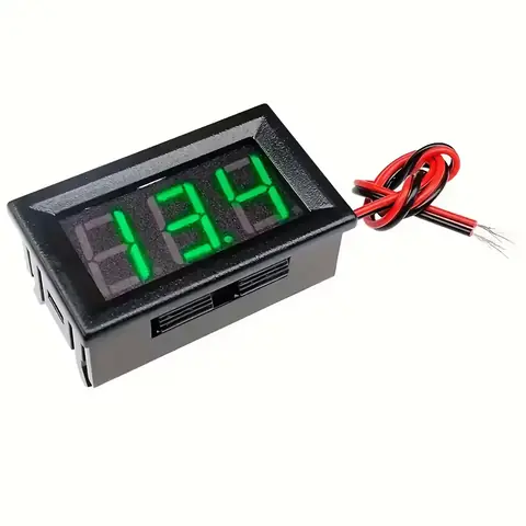 Voltmetru digital de panou 5V-120V în utilizare, măsurând tensiunea