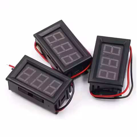 Vedere din mai multe unghiuri ale voltmetrului digital de panou 5V-120V pentru o imagine completă a produsului