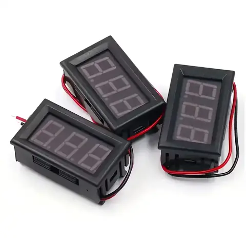 Voltmetru digital de panou 5V-120V curent continuu – Vedere din unghiuri multiple Vedere din mai multe unghiuri ale voltmetrului digital de panou 5V-120V pentru o imagine completă a produsului