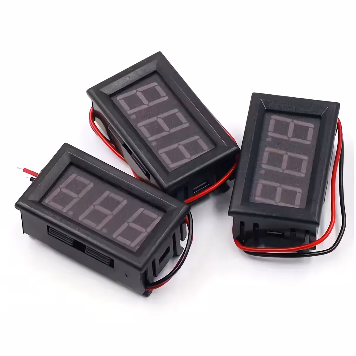 Voltmetru digital de panou 5V-120V curent continuu – Vedere din unghiuri multiple Vedere din mai multe unghiuri ale voltmetrului digital de panou 5V-120V pentru o imagine completă a produsului