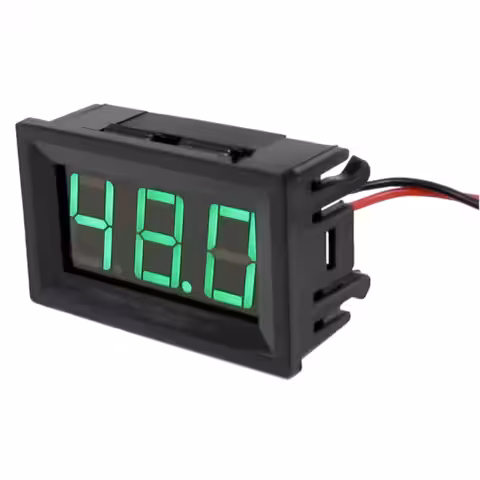 Voltmetru digital de panou 5V-120V în funcțiune, afișând tensiunea curentului continuu