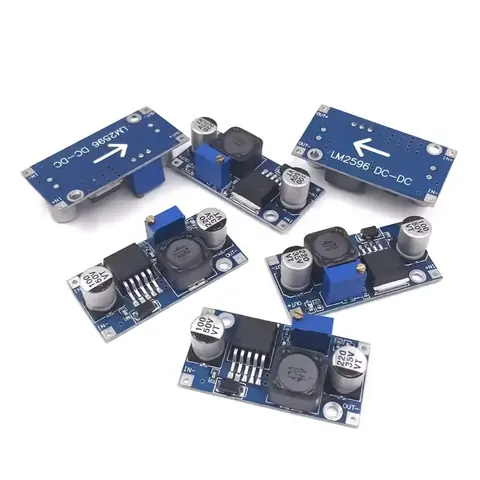 Aranjament set 5 bucăți LM2596S Cele 5 module LM2596S aranjate pe o suprafață
