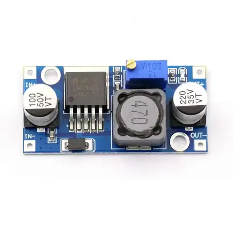 Modulul LM2596S fotografiat dintr-un unghi superior oblic