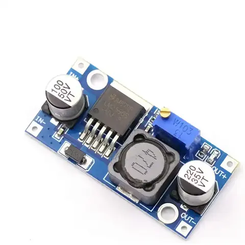 LM2596S surprins dintr-un alt unghi oblic pentru detalii
