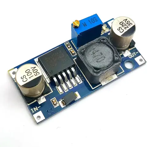 Vedere frontală a modulului Modulul LM2596S văzut din față cu potențiometru vizibil