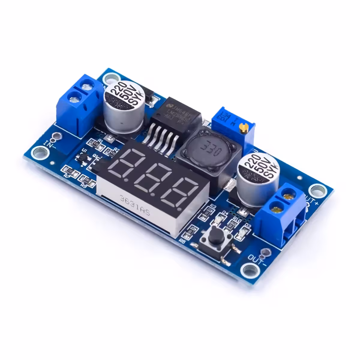 Detaliu modul LM2596 – Gros plan Gros plan modul step-down LM2596 cu afișaj și reglaj tensiune