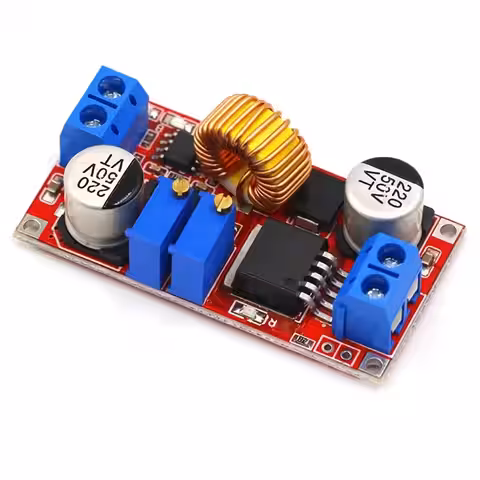 Detaljbild av XL4015-chip på step-down-modul