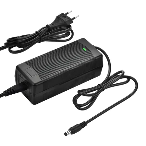 Încărcător 36V–42V 3A pentru trotinete, biciclete și hoverboard, sigur și fiabil