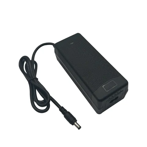 Încărcător 52V–58.8V 2A pentru trotinete și biciclete electrice, protejând bateria și asigurând încărcare rapidă