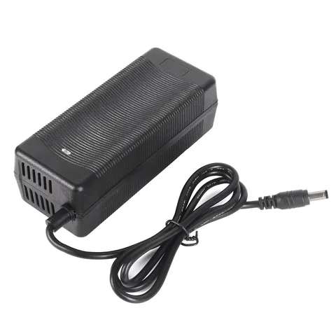 Încărcător 60V–67.2V 2A, încărcare rapidă și sigură, cu indicator LED roșu/verde