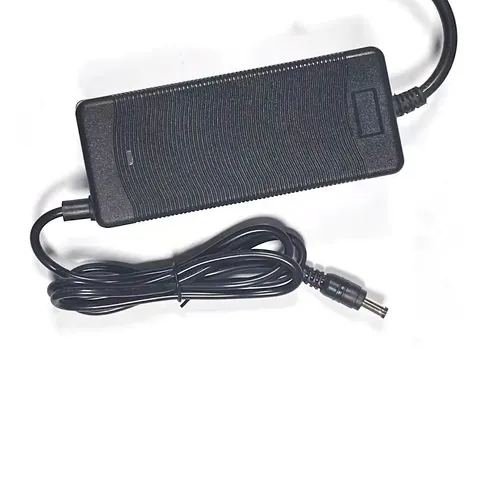 Încărcător 21V Li-Ion – vedere spate cu conector DC 2.1×5.5mm Încărcător Li-Ion 21V 2A – vedere spate cu mufă DC 2.1×5.5mm și LED de stare pentru baterii 18V