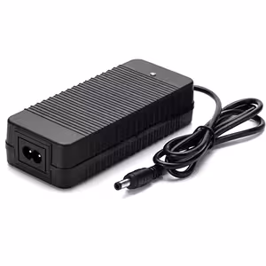 Încărcător Li-Ion 21V 2A pentru acumulatori 18V cu BMS 5S – vedere frontală, ideal pentru scule electrice și echipamente portabile