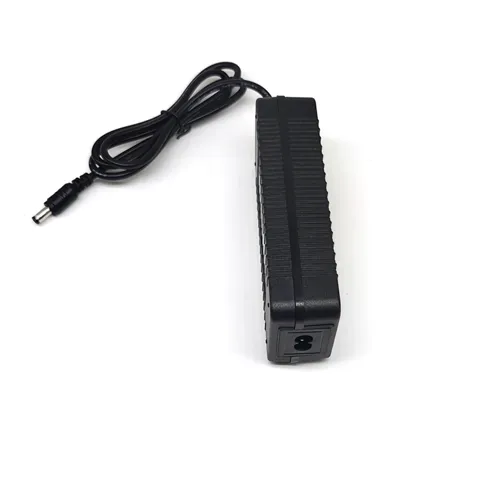 Încărcător Li-Ion 21V – lateral, portabil și compact Încărcător 21V Li-Ion 2A – lateral, cu cablu 250 cm, compatibil cu scule electrice și echipamente portabile 18V