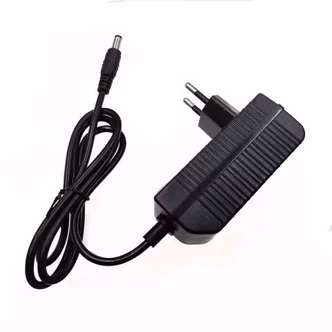 16,8V Li-Ion 2A-laddare – bild från varierande vinkel, visar kompakt och portabel design