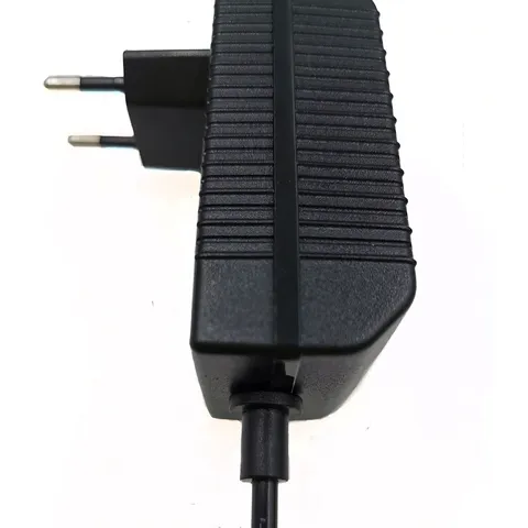 Încărcător Li-Ion 16.8V 2A – spate cu conector DC 2.1×5.5mm Încărcător Li-Ion 16.8V 2A – spate cu mufă DC 2.1×5.5mm pentru încărcarea bateriilor 14.4V, LED de stare inclus