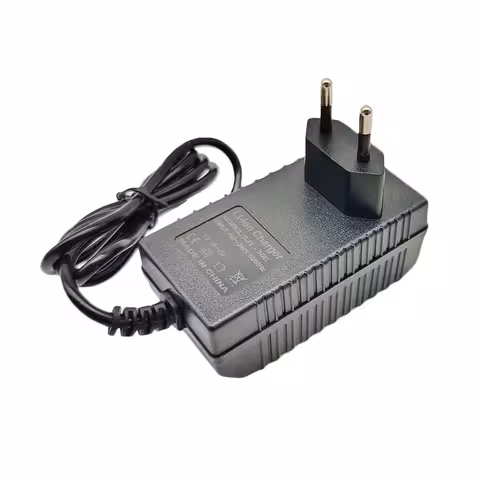 Ładowarka Li-Ion 12,6V – widok tylny z wtykiem jack 5,5×2,1 mm Ładowarka Li-Ion 12.6V – widok tylny z wtykiem jack 5.5×2.1mm do ładowania baterii 10.8V, wskaźnik LED w zestawie