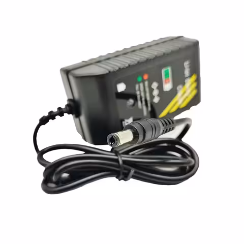 Ładowarka Li-Ion 12,6V – kompaktowy widok boczny Ładowarka 12.6V Li-Ion – widok boczny, łatwa w użyciu i przenośna do baterii 10.8V z BMS 3S